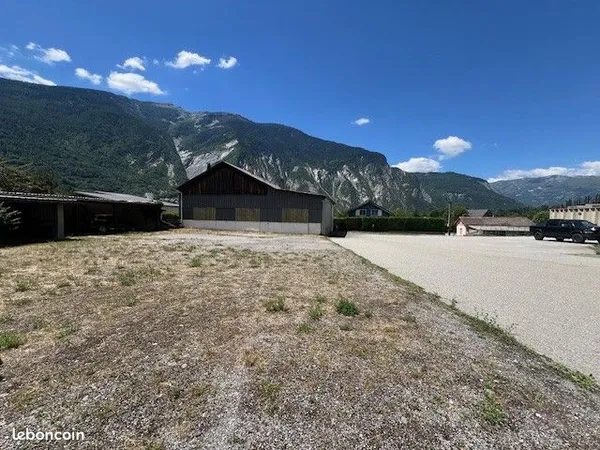 Ensemble immobilier - 4 appartements + hangar 250 m² + garages - 3 300 m²