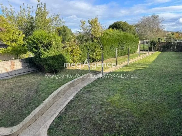 Maison de village - 3 chambres, garage et grand terrain de 1 400 m²