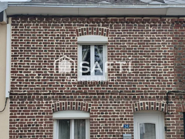 Maison de ville avec courette et fort potentiel