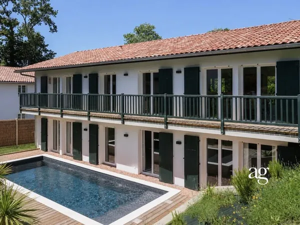 ARCHITECTURE CONTEMPORAINE AVEC JARDIN VUE RHUNE & PISCINE