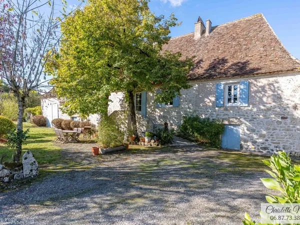 CORPS DE FERME DANS UN HAMEAU AVEC NOMBREUSES DÉPENDANCES