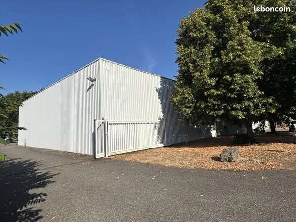 Local industriel 200 m²