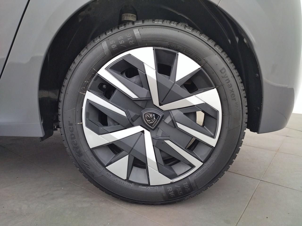 Peugeot 208 hybrid 100 e-dcs6 premium — photo 16