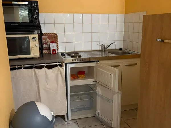 Studio - 450 charges comprises (Eau + poubelles + électricité)