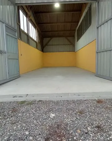 Box fermé et sécurisé de 48 M2