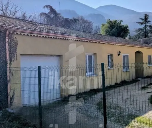 Maison avec terrasses et garage