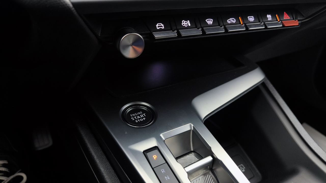 Peugeot 308 SW PHEV 180 e-EAT8 — photo 34