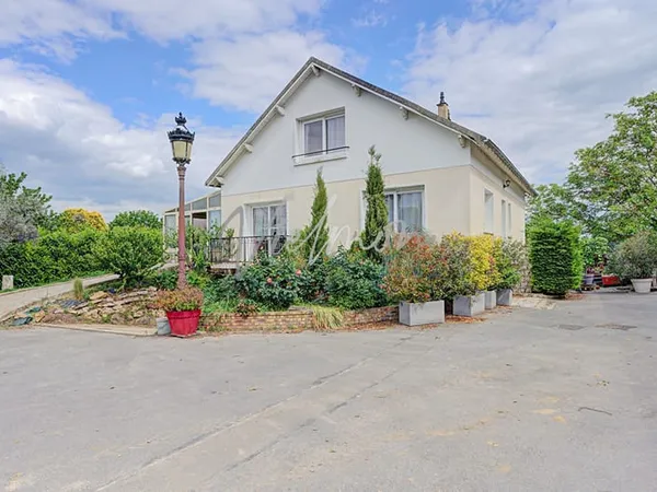 Maison spacieuse 8 pièces à vendre à Poissy - La Maladrerie