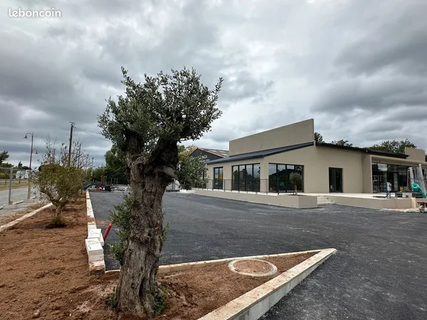 À LOUER - Local commercial à Vidauban - 106 m² + mezzanine 25 m² - 1ère location