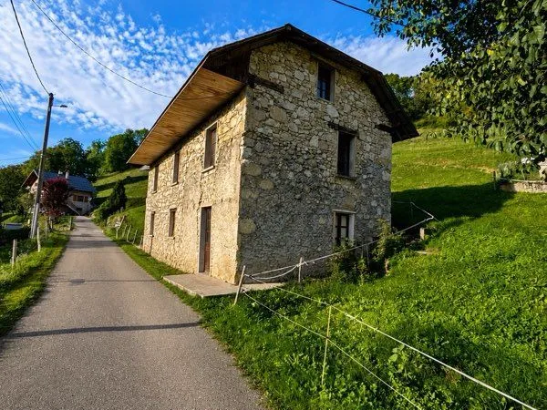 Maison à fort potentiel en Chartreuse - 183 m², terrain 1 010 m² - Entremont-le-Vieux - 280 000