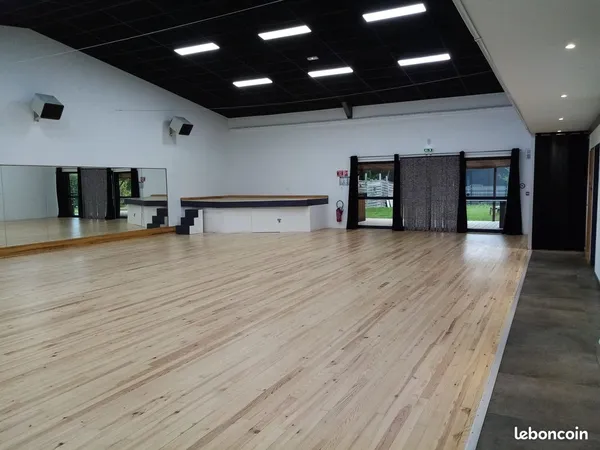 Salle de réception (DAB + matériel)