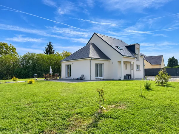 121 m2 habitables + garage de 28 m2 avec grenier au-dessus.