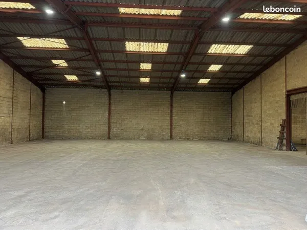 Bâtiment / entrepôt de 360m2