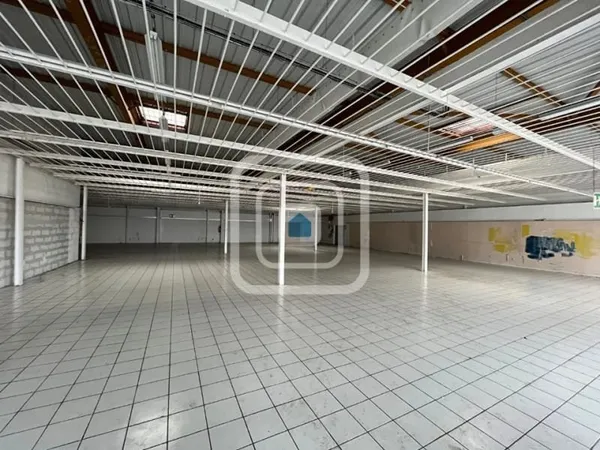 Local commercial 875 m²