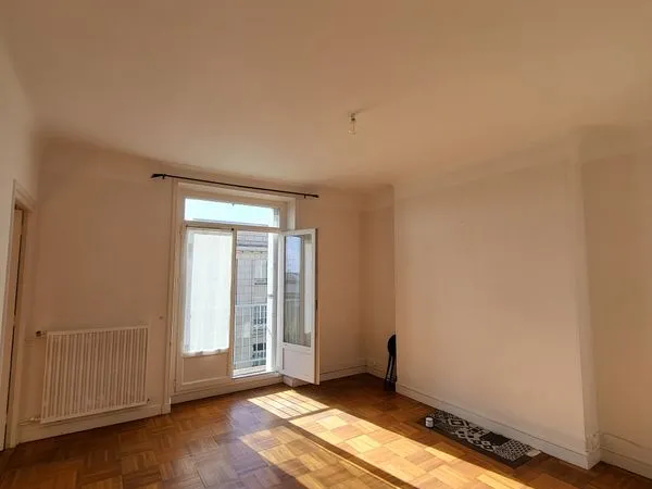 T2, triangle d'or, 3ème étage, traversant et lumineux, cuisine toute équipée et lave-linge