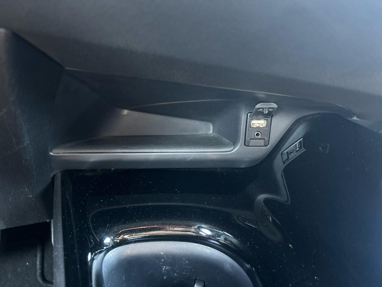 Toyota C-Hr 122h distinctive 2wd e-cvt — photo 17