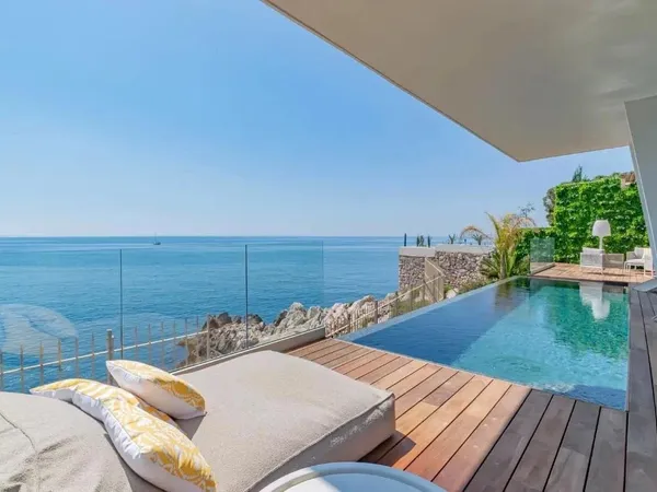Villa d’exception “pied dans l’eau” au Cap de Nice