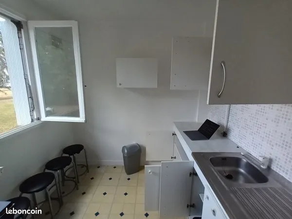 À LOUER - T1 27 m² - LAVAL - PARKING + CAVE - 420 CC