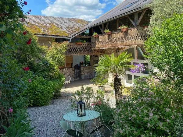 À environ 1 heure de Genève - Maison en pierres de 300 m², gîte de 65 m2, piscine & dépendances