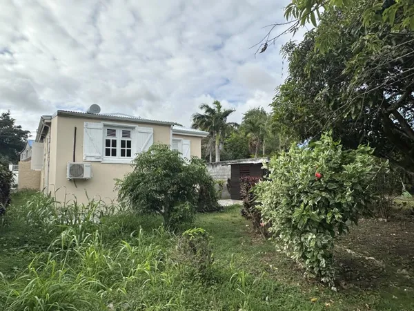 Exclusivite ZEOPIE Immobilier : villa 3 chambres à rafraichir avec jardin de 1000 m2.