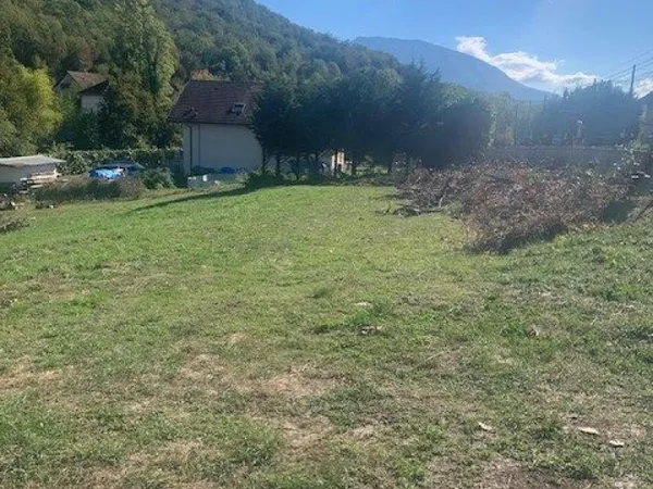 A vendre très beau terrain constructible d'environ 750 m2