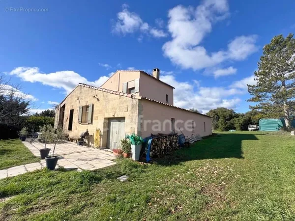 À vendre Villa d'Exception à Reillanne (04110) - 120 m², 5 Pièces, 4 Chambres, Piscine 10x5, Terrain