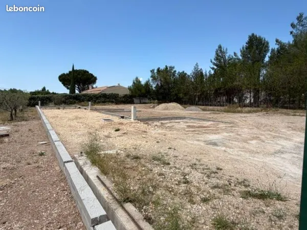 Terrain à bâtir de 319 m² à AUREILLE (13)