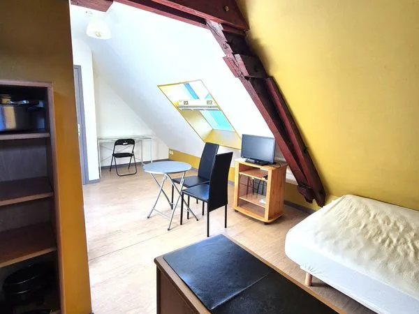 Studio meublé mansardé - Centre Rignac - 260 CC