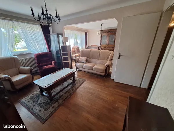 Bel appartement d'une surface totale de 100 m² situé à Colmar quartier St Léon, proche des commerces
