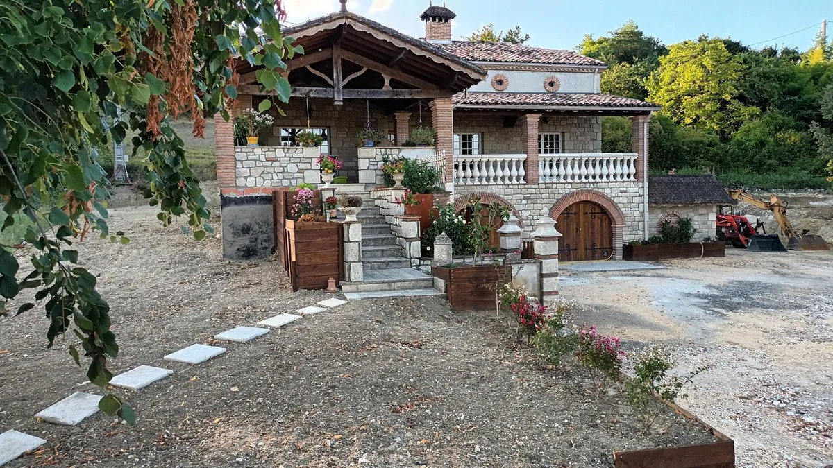 Photo 1