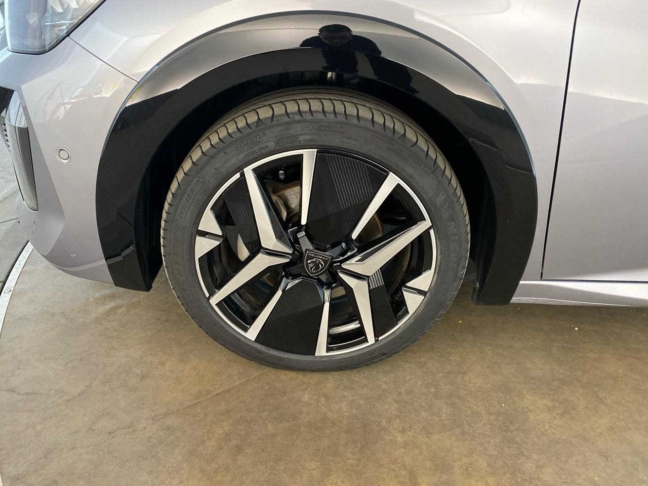 Peugeot 208 hybrid 145 ch e-dcs6 gt — photo 11