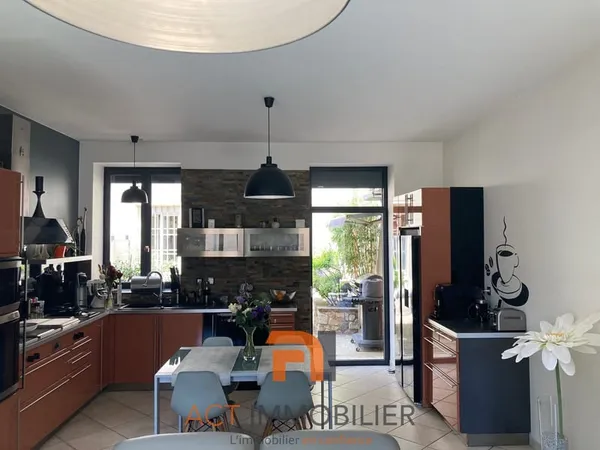L'Arbresle Maison de caractère 187 m2 au calme avec jardin et piscine