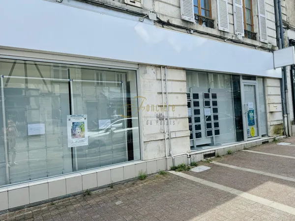 Local commercial avec grande vitrine de 9 mètres rue d'Auron