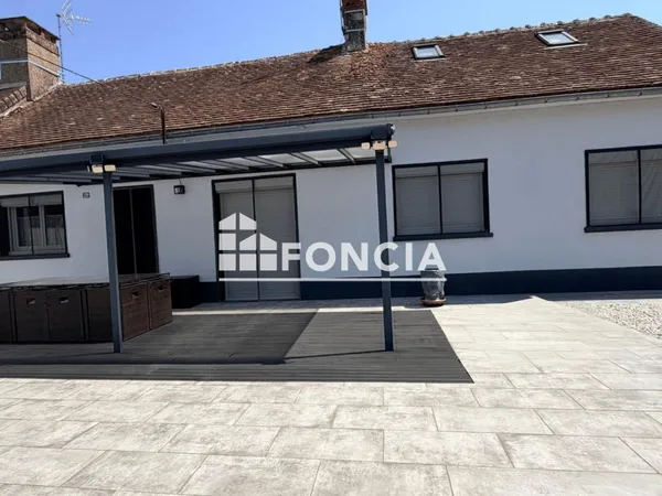 A vendre Maison 4 pièces, 3 chambres et 2 garages à La Suze Sur Sarthe
