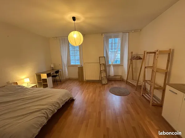 Chambre meublée dans une grande maison en colocation - Tout inclus - Bressuire hyper centre