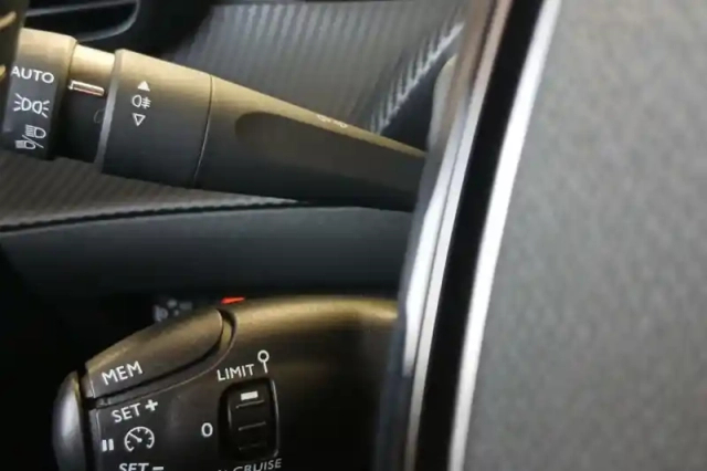 Peugeot 208 puretech 100 s&amp;s bvm6 — photo 26