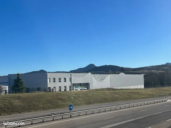 BÂTIMENT INDUSTRIEL OU COMMERCIAL · YSSINGEAUX (43) À LOUER En bord de RN88
