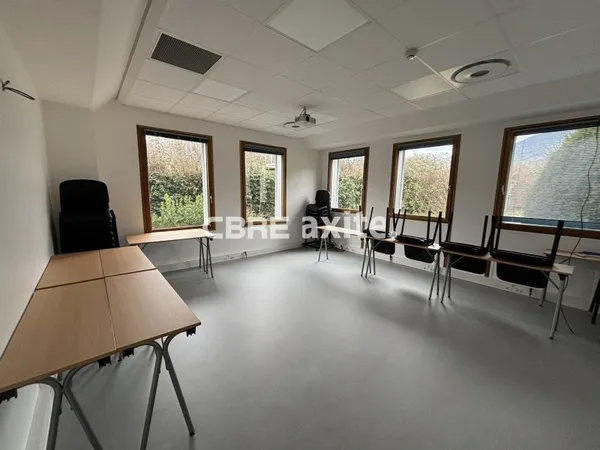 Local professionnel 741 m²