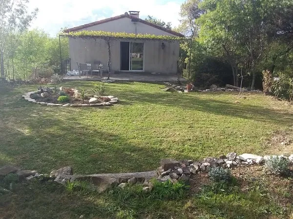 Maison meublée 3 chambres + bureau, jardin de 800 m², à Moulezan, Gard