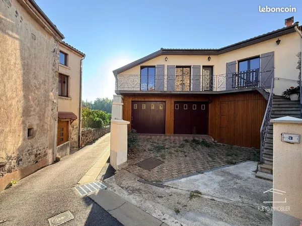 Maison de 99m2, 2 chambres, Balcon, terrasse, 3 garages dont un pour Camping Car
