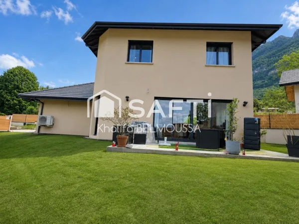 Venez découvrir cette magnifique maison récente située sur le secteur de Drumettaz-Clarafond