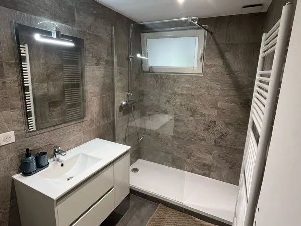 Chambre rose colocation Rue Curie Strasbourg