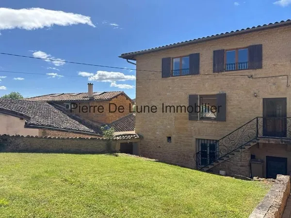 Maison en pierres dorées