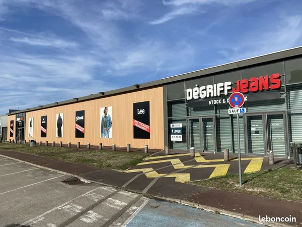Local 384 m² Pont-Sainte-Marie