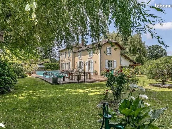 Maison 11 pièces 230 m²