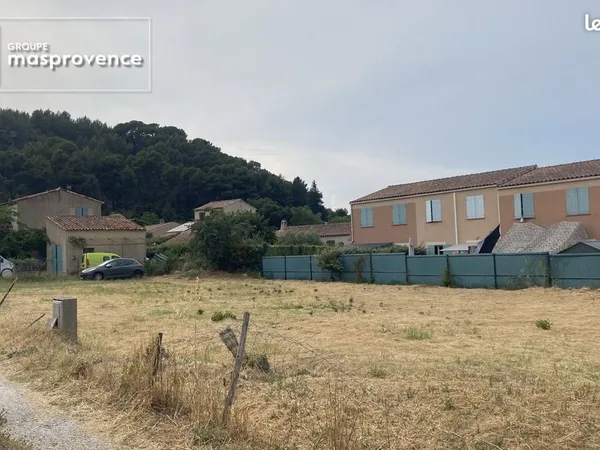 Terrain à bâtir de 696 m² à SAINT-CHAMAS (13)