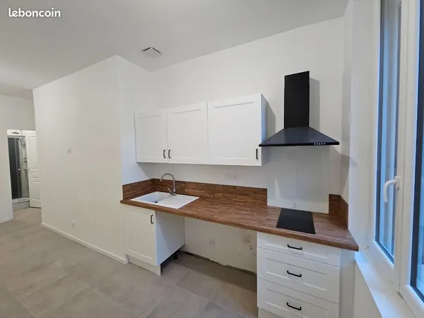 Studio rénové - 18,35 m² - Rez-de-chaussée - Hypercentre - Parking privé
