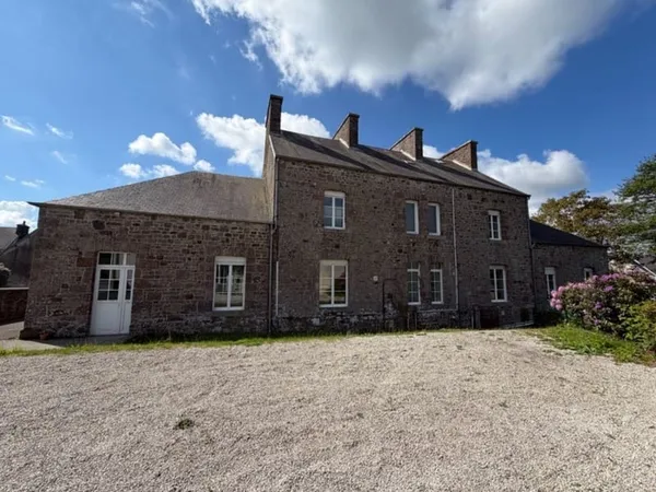 Ancienne école à rénover  Fort potentiel de création de logements  SOULLES (50)