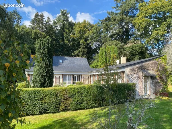 Une double propriété baignée dans la verdure - terrain de 3 748 m² - grande piscine