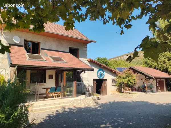 Maison avec dépendances et grand terrain